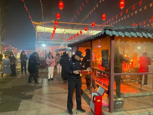 湖州吃瓜群众橱窗事件真相,真相背后的网络热议